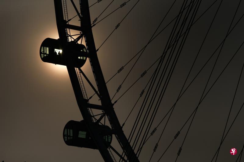 今天的空气状况渐渐恶化,全岛的空气污染指数逼近不健康水平,尤其是在南部。傍晚在摩天观景轮一带看日落,空中笼上一层烟霾,少了刺眼的光芒。(陈渊庄摄) 今天的空气状况渐渐恶化,全岛的空气污染指数逼近不健康水平,尤其是在南部。傍晚在摩天观景轮一带看日落,空中笼上一层烟霾,少了刺眼的光芒。(陈渊庄摄)