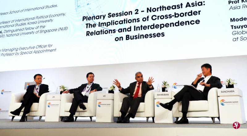 超过30名主讲者在2019年新加坡峰会上,针对“亚洲2030”这个主题发表看法,图为第二场讨论会,台上的主讲者分别为中国北京大学国际关系学院教授贾庆国(左起)、韩国高丽大学国际政治经济教授李在胜,和新加坡国立大学教授马凯硕,主持讨论会的是日本经济新闻编辑委员春原刚。(林国明摄) 超过30名主讲者在2019年新加坡峰会上,针对“亚洲2030”这个主题发表看法,图为第二场讨论会,台上的主讲者分别为中国北京大学国际关系学院教授贾庆国(左起)、韩国高丽大学国际政治经济教授李在胜,和新加坡国立大学教授马凯硕,主持讨论会的是日本经济新闻编辑委员春原刚。(林国明摄)