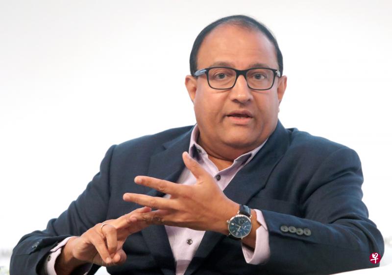 通讯及新闻部长易华仁昨天在新加坡峰会上,针对数码空间的管制发表看法。他认为,网络空间日新月异,管制不应过于严厉,应该取得平衡。(林国明摄) 通讯及新闻部长易华仁昨天在新加坡峰会上,针对数码空间的管制发表看法。他认为,网络空间日新月异,管制不应过于严厉,应该取得平衡。(林国明摄)