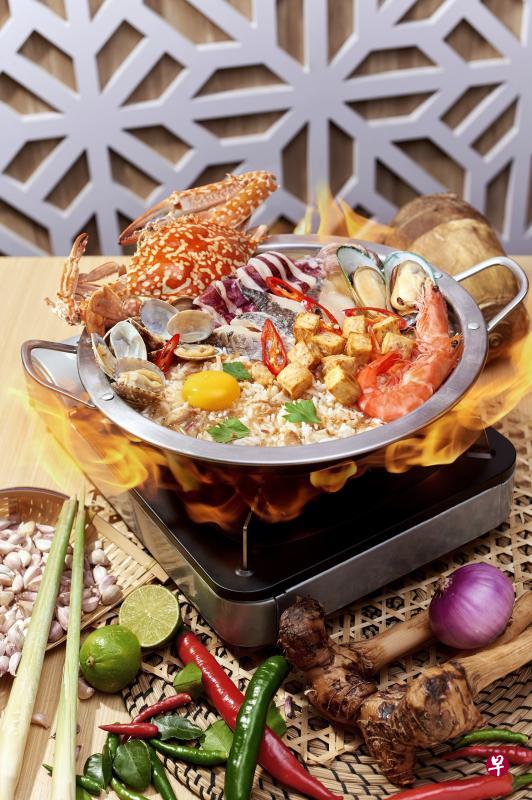 皇室海鲜粥的冬炎汤底加入软壳蟹、虾和苏东等好料,饭粒吸收所有精华后绵密入味。(餐馆提供) 皇室海鲜粥的冬炎汤底加入软壳蟹、虾和苏东等好料,饭粒吸收所有精华后绵密入味。(餐馆提供)