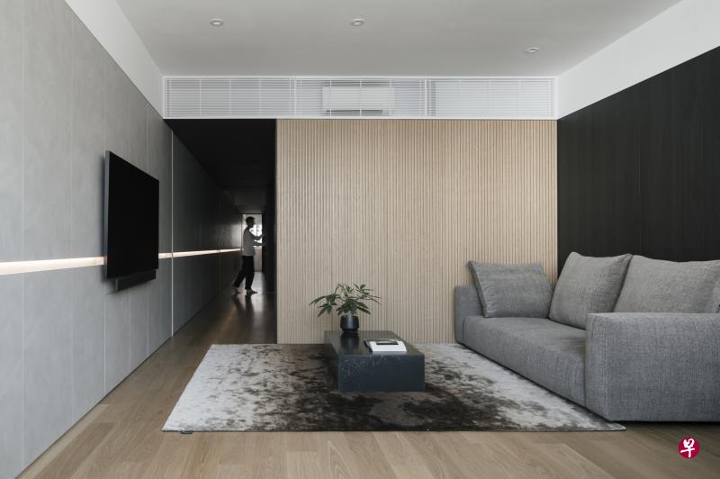 屋主采用黑灰色系家具,呼应中央房间的阴翳,但其中一面墙采用笔直长木条作为装饰,对照那贯穿全屋的狭长光槽,暗示此屋光影对比的特质。(932 Design设计事务所提供) 屋主采用黑灰色系家具,呼应中央房间的阴翳,但其中一面墙采用笔直长木条作为装饰,对照那贯穿全屋的狭长光槽,暗示此屋光影对比的特质。(932 Design设计事务所提供)