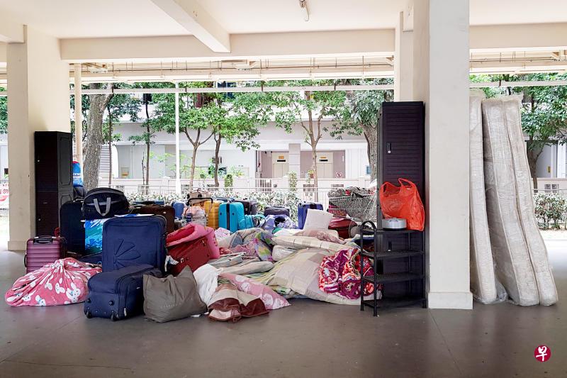 被迫搬迁的住户将堆积如山的行李放置在组屋底层。 被迫搬迁的住户将堆积如山的行李放置在组屋底层。