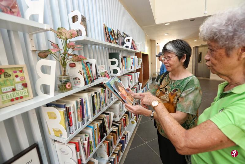 曹氏基金会星期六早上在黄埔民众俱乐部三楼启用了一个名为“Cafe Kawan”的休闲区,它包括一个可以容纳40多人的小型图书馆和咖啡厅。(陈福州摄) 曹氏基金会星期六早上在黄埔民众俱乐部三楼启用了一个名为“Cafe Kawan”的休闲区,它包括一个可以容纳40多人的小型图书馆和咖啡厅。(陈福州摄)