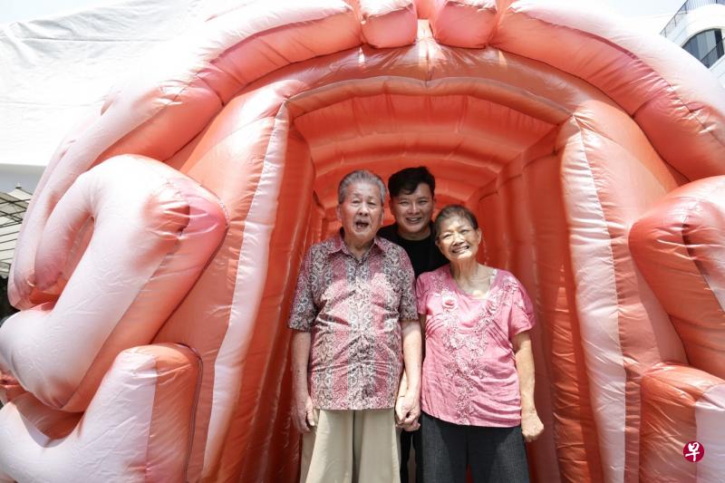 林山河(前排左)10年前被诊断患有失智症,但他在妻子陈桂英(前排右)和儿子林国源的支持下,积极面对生活。他们一家人为失智症协会的宣传短片担任主角。(李薇摄 ) 林山河(前排左)10年前被诊断患有失智症,但他在妻子陈桂英(前排右)和儿子林国源的支持下,积极面对生活。他们一家人为失智症协会的宣传短片担任主角。(李薇摄 )