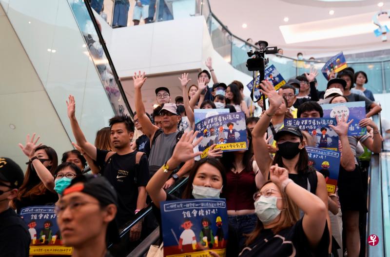 有民众今天到香港沙田一家商场示威。(路透社) 有民众今天到香港沙田一家商场示威。(路透社)