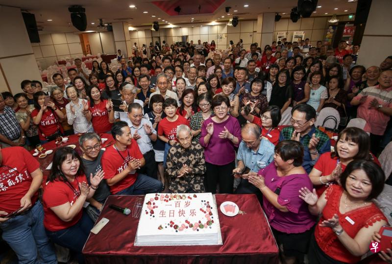 林子平(中间穿黑底峇迪衣)在校友们为他唱生日歌时,激动得一度落泪。(叶振忠摄) 林子平(中间穿黑底峇迪衣)在校友们为他唱生日歌时,激动得一度落泪。(叶振忠摄)