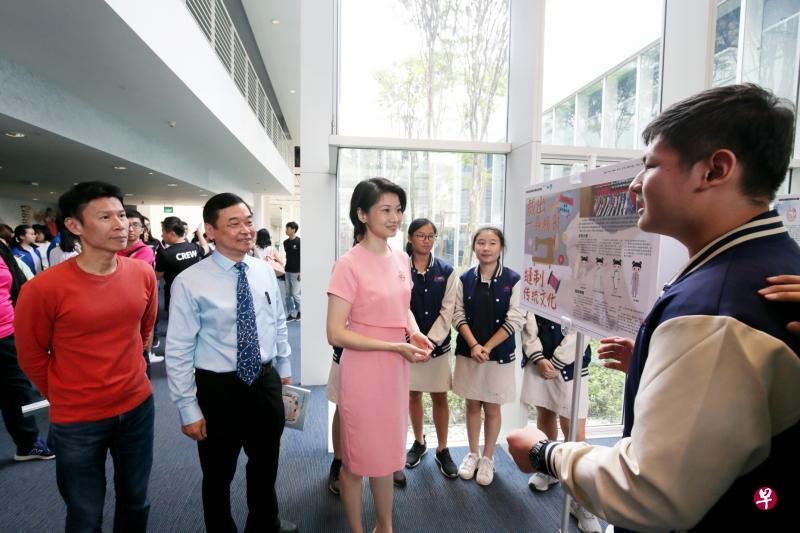 新科技中三学生贾泽宇(右一)及组员向内政部兼国家发展部高级政务次长孙雪玲(中)、推广华文学习委员会写作组组长蔡志礼博士(左二),以及本地绘本作家阿果(左一)介绍高年级组金奖作品《裁出一身精彩·缝制传统文化》的创作心得。(龙国雄摄) 新科技中三学生贾泽宇(右一)及组员向内政部兼国家发展部高级政务次长孙雪玲(中)、推广华文学习委员会写作组组长蔡志礼博士(左二),以及本地绘本作家阿果(左一)介绍高年级组金奖作品《裁出一身精彩·缝制传统文化》的创作心得。(龙国雄摄)