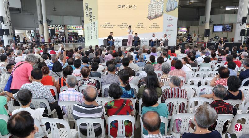 由《联合早报》主办,国家发展部和建屋局协办的第四场“善用组屋,安稳退休”讲解会昨天吸引约800名公众出席。内政部兼国家发展部高级政务次长孙雪玲(台上站立者)受邀担任讲解会嘉宾,为在场公众解答与屋契回购计划有关的疑问。(特约陈福洲摄) 由《联合早报》主办,国家发展部和建屋局协办的第四场“善用组屋,安稳退休”讲解会昨天吸引约800名公众出席。内政部兼国家发展部高级政务次长孙雪玲(台上站立者)受邀担任讲解会嘉宾,为在场公众解答与屋契回购计划有关的疑问。(特约陈福洲摄)