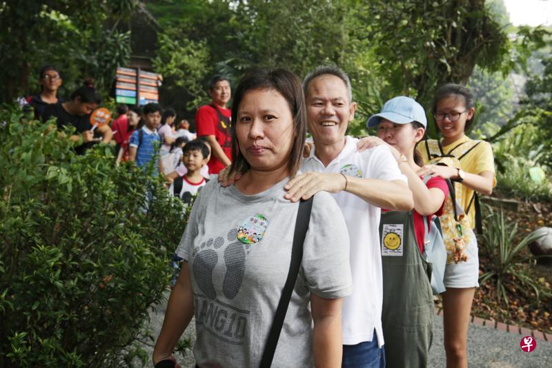 华助会的家庭日活动设有游戏摊位,让家庭成员通过游戏加强凝聚力,其中一个游戏是让家庭成员为对方按摩。(李薇摄) 华助会的家庭日活动设有游戏摊位,让家庭成员通过游戏加强凝聚力,其中一个游戏是让家庭成员为对方按摩。(李薇摄)