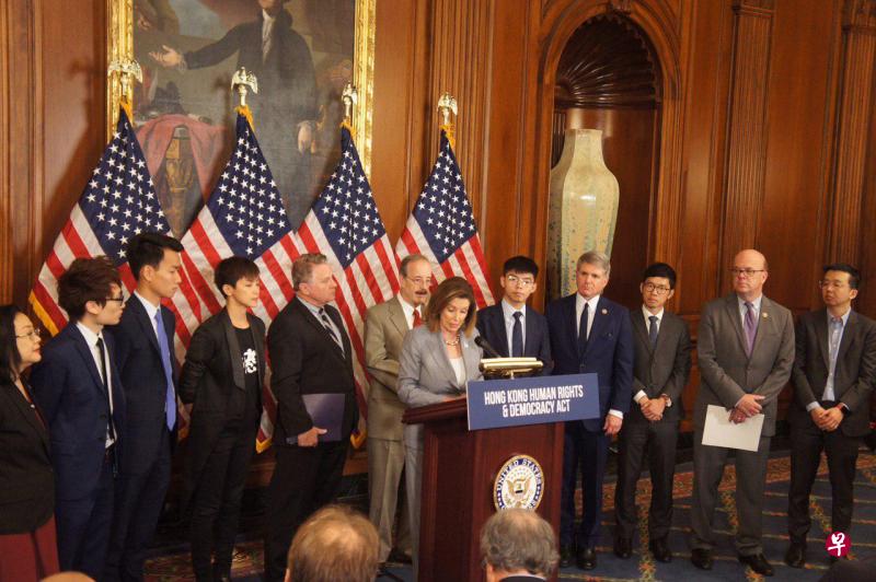 罗冠聪(右三)、黄之峰(右五)、何韵诗(左四)和美众议长佩洛西一同出席记者会。(罗冠聪面簿) 罗冠聪(右三)、黄之峰(右五)、何韵诗(左四)和美众议长佩洛西一同出席记者会。(罗冠聪面簿)