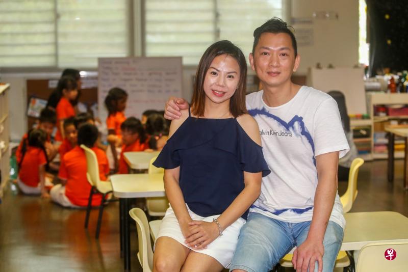 华侨银行与职总优儿学府联手推出新计划, 协助符合条件的低收入家庭应付托儿费用。育有两个女儿的李资伟和吕桂芬夫妇是率先受惠于这项新计划的其中一个家庭。(陈斌勤摄) 华侨银行与职总优儿学府联手推出新计划, 协助符合条件的低收入家庭应付托儿费用。育有两个女儿的李资伟和吕桂芬夫妇是率先受惠于这项新计划的其中一个家庭。(陈斌勤摄)