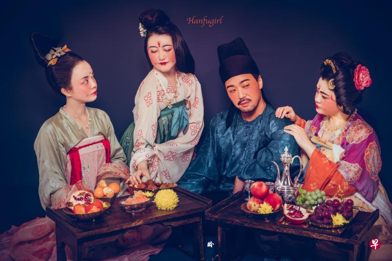 龚盼盼邀请同好模拟唐代青楼会客的场景，拍摄了这张会客图。（龚盼盼提供）