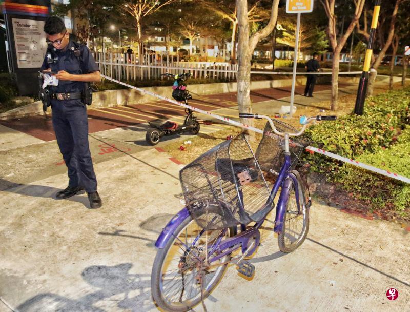 事发时，王美英正在骑脚踏车，准备回返菜市路的住家，却在准备过斑马线时被一辆疑超速的电动踏板车撞上，现场留下斑斑血迹，脚踏车前轮也被撞得变形。（陈佩敏摄）