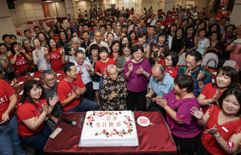 林子平(中间穿黑底峇迪衣)在校友们为他唱生日歌时,一度激动落泪。(叶振忠摄) 林子平(中间穿黑底峇迪衣)在校友们为他唱生日歌时,一度激动落泪。(叶振忠摄)