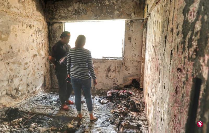 原本装在墙壁右上角的的冷气机,被烧到整台几乎融化并掉在地上。(林国明摄) 原本装在墙壁右上角的的冷气机,被烧到整台几乎融化并掉在地上。(林国明摄)