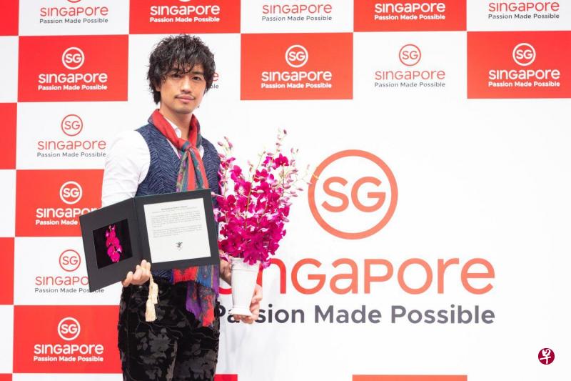 日本明星斋藤工获得新加坡旅游局表彰。(新加坡旅游局提供) 日本明星斋藤工获得新加坡旅游局表彰。(新加坡旅游局提供)