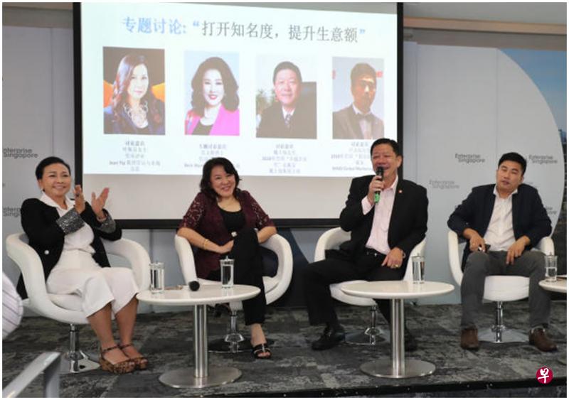 新加坡邻里企业之星奖评审叶佩芬(左起)、范文瑂博士,以及得过奖的戴士福集团主席戴士福和MIND Global Marketing创办人卢志忠,与商家分享他们创业和经营公司的经验。 新加坡邻里企业之星奖评审叶佩芬(左起)、范文瑂博士,以及得过奖的戴士福集团主席戴士福和MIND Global Marketing创办人卢志忠,与商家分享他们创业和经营公司的经验。