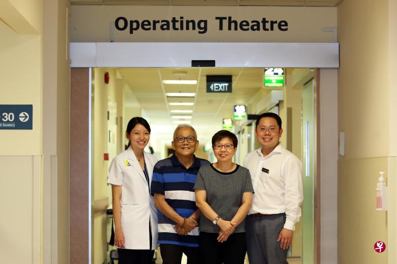 由陈笃生医院普通外科诊所顾问医生侯光荣(右一)和高级物理治疗师周玠玲(左一)等医疗人员组成的团队,帮助病人陈春金(左二)和陈黛婉(右二)加速康复、及早出院。(林明顺摄) 由陈笃生医院普通外科诊所顾问医生侯光荣(右一)和高级物理治疗师周玠玲(左一)等医疗人员组成的团队,帮助病人陈春金(左二)和陈黛婉(右二)加速康复、及早出院。(林明顺摄)