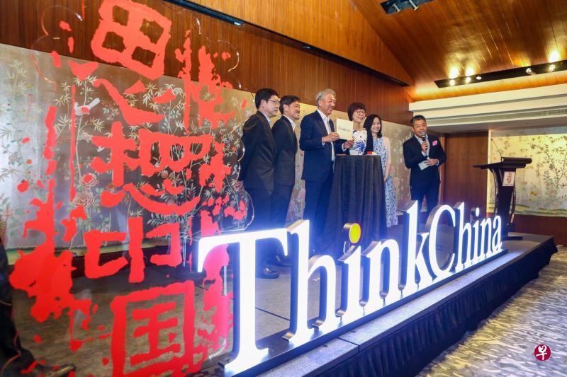 《思想中国》正式面世,国务资政兼国家安全统筹部长张志贤(左三)受邀为网站主持推介。图左起为《思想中国》统筹总编辑陈怀亮、新加坡报业控股副执行长陈康威、华文媒体集团社长李慧玲和《思想中国》主编周雁冰。(陈斌勤摄) 《思想中国》正式面世,国务资政兼国家安全统筹部长张志贤(左三)受邀为网站主持推介。图左起为《思想中国》统筹总编辑陈怀亮、新加坡报业控股副执行长陈康威、华文媒体集团社长李慧玲和《思想中国》主编周雁冰。(陈斌勤摄)