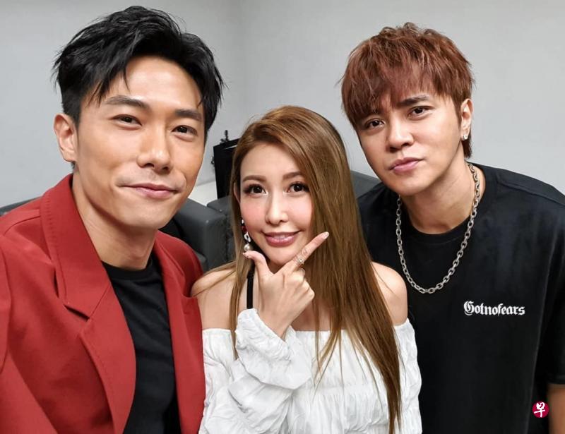 陈泂江(左)上台湾综艺节目《娱乐百分百》宣传《你那边怎样·我这边OK》,与主持人恺乐(中)和罗志祥相见欢。(受访者提供) 陈泂江(左)上台湾综艺节目《娱乐百分百》宣传《你那边怎样·我这边OK》,与主持人恺乐(中)和罗志祥相见欢。(受访者提供)