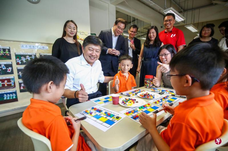 总理公署部长兼职总秘书长黄志明(白衣者)、华侨银行集团行政总裁钱乃骥(后排左二)和职总优儿学府总裁陈智诚(后排左三)昨天在文礼民众俱乐部的职总优儿学府幼乐园出席华侨银行—职总优儿学府鸿桥计划推介礼后,与师生互动交流。(陈斌勤摄) 总理公署部长兼职总秘书长黄志明(白衣者)、华侨银行集团行政总裁钱乃骥(后排左二)和职总优儿学府总裁陈智诚(后排左三)昨天在文礼民众俱乐部的职总优儿学府幼乐园出席华侨银行—职总优儿学府鸿桥计划推介礼后,与师生互动交流。(陈斌勤摄)