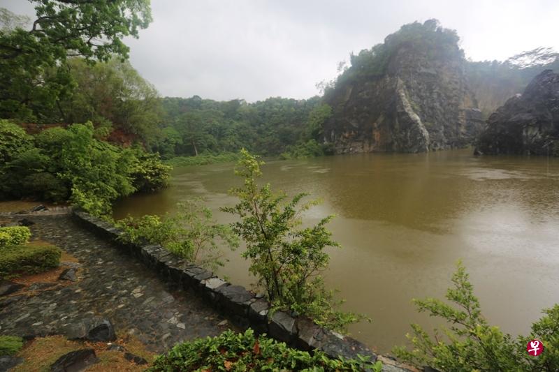 一名老妇昨午在小桂林坠湖,所幸被一名洋游客救起。(曾宪隆摄) 一名老妇昨午在小桂林坠湖,所幸被一名洋游客救起。(曾宪隆摄)