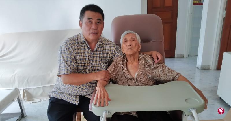 德士司机林振伟(左)上有一老,下有四小,除了要养活四个孩子之外,还得照顾患有失智症的年迈母亲。(受访者提供) 德士司机林振伟(左)上有一老,下有四小,除了要养活四个孩子之外,还得照顾患有失智症的年迈母亲。(受访者提供)