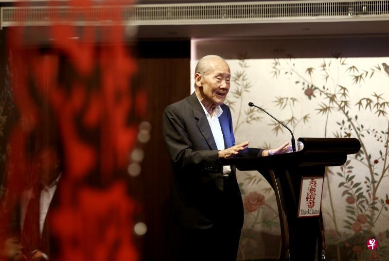 王赓武教授在推介会上从历史角度谈中国改革与发展。(陈渊庄摄) 王赓武教授在推介会上从历史角度谈中国改革与发展。(陈渊庄摄)