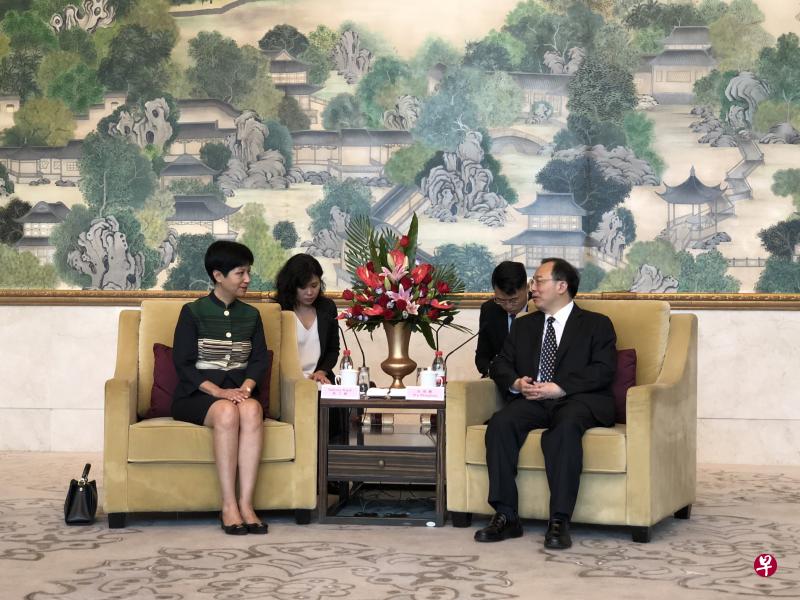 新加坡总理公署部长兼财政部及教育部第二部长英兰妮(左)和江苏省长吴政隆今早在苏州会晤,就新苏两地合作展开交流。(杨丹旭摄) 新加坡总理公署部长兼财政部及教育部第二部长英兰妮(左)和江苏省长吴政隆今早在苏州会晤,就新苏两地合作展开交流。(杨丹旭摄)