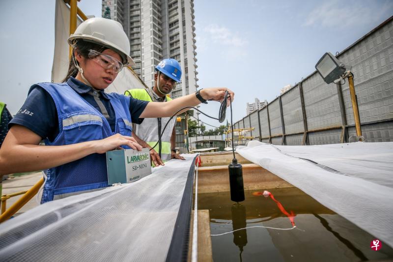 丹戎加东地铁站工地采用声波技术杀死储水池里的蚊子孑孓。声波产生的共振会导致孑孓体内气压上升,进而爆开而死。储水池上也铺上可释放灭蚊物质的网子。(叶振忠摄) 丹戎加东地铁站工地采用声波技术杀死储水池里的蚊子孑孓。声波产生的共振会导致孑孓体内气压上升,进而爆开而死。储水池上也铺上可释放灭蚊物质的网子。(叶振忠摄)