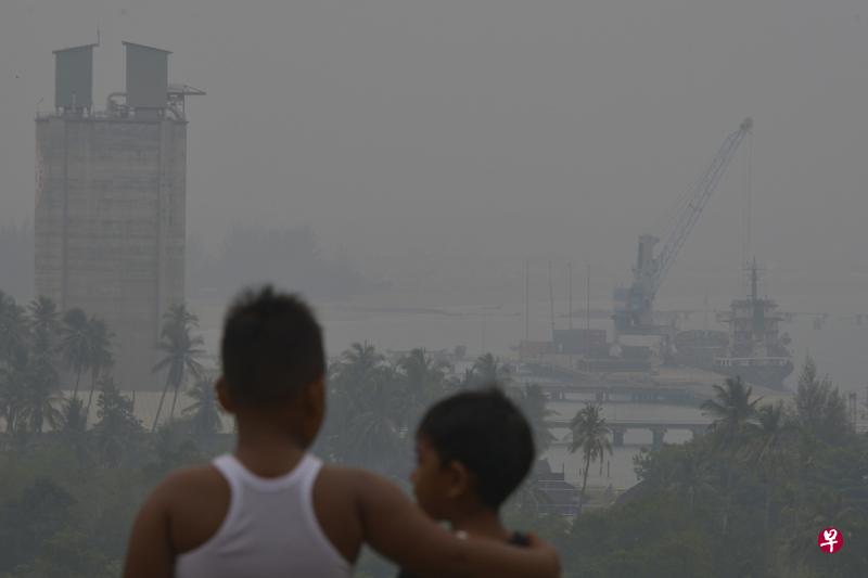 印尼多个地区被烟霾笼罩,印尼央行副行长瓦鲁约表示,如霾害问题持续,印尼经济增长可能受到冲击。(法新社) 印尼多个地区被烟霾笼罩,印尼央行副行长瓦鲁约表示,如霾害问题持续,印尼经济增长可能受到冲击。(法新社)