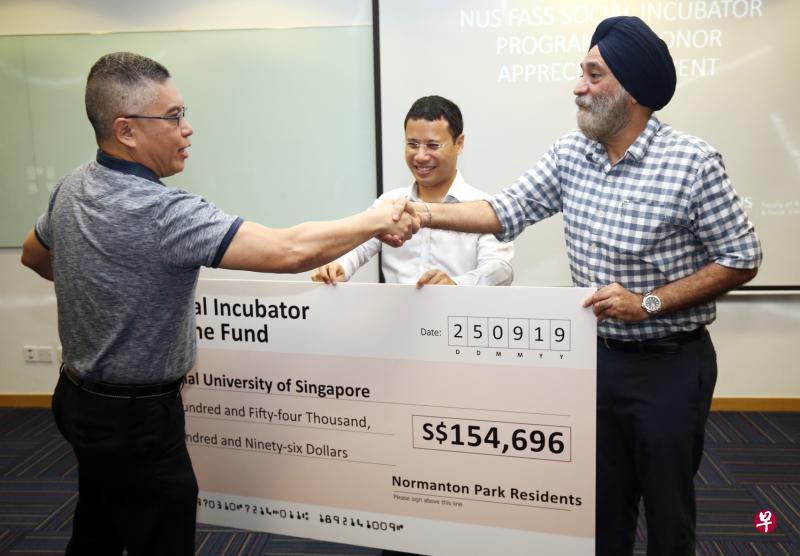 诺曼顿园前管委会主席乔普拉(右)昨天在社会及家庭发展部长兼国家发展部第二部长李智陞(中)见证下,代表居民捐出15万4696元给国大文学暨社会科学院。左为学院院长吴文华教授。(陈斌勤摄) 诺曼顿园前管委会主席乔普拉(右)昨天在社会及家庭发展部长兼国家发展部第二部长李智陞(中)见证下,代表居民捐出15万4696元给国大文学暨社会科学院。左为学院院长吴文华教授。(陈斌勤摄)