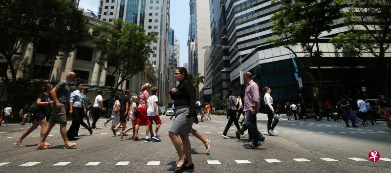 总理公署属下的国家人口及人才署发布《2019年人口简报》指出,服务业持续增长以及建筑业前景好转,使工作准证持有者总数出现增长,非居民人口的增加也让总人口取得1.2%的年增幅。(叶振忠摄) 总理公署属下的国家人口及人才署发布《2019年人口简报》指出,服务业持续增长以及建筑业前景好转,使工作准证持有者总数出现增长,非居民人口的增加也让总人口取得1.2%的年增幅。(叶振忠摄)