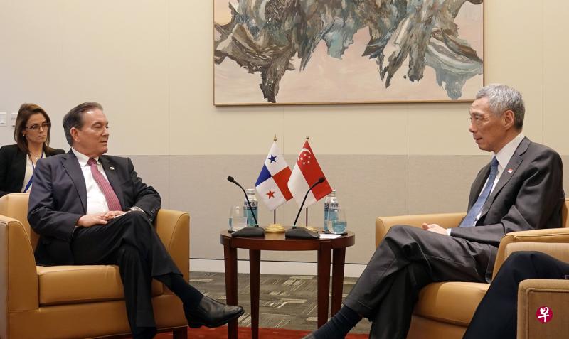 李显龙总理(右)于美国时间24日下午会见了巴拿马新任总统科尔蒂索(左二),并邀请他访问新加坡。(总理公署提供) 李显龙总理(右)于美国时间24日下午会见了巴拿马新任总统科尔蒂索(左二),并邀请他访问新加坡。(总理公署提供)