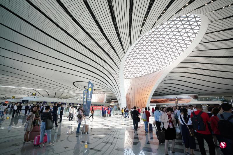 图为昨天乘客在北京大兴国际机场航站楼内准备搭机出发。(新华社) 图为昨天乘客在北京大兴国际机场航站楼内准备搭机出发。(新华社)