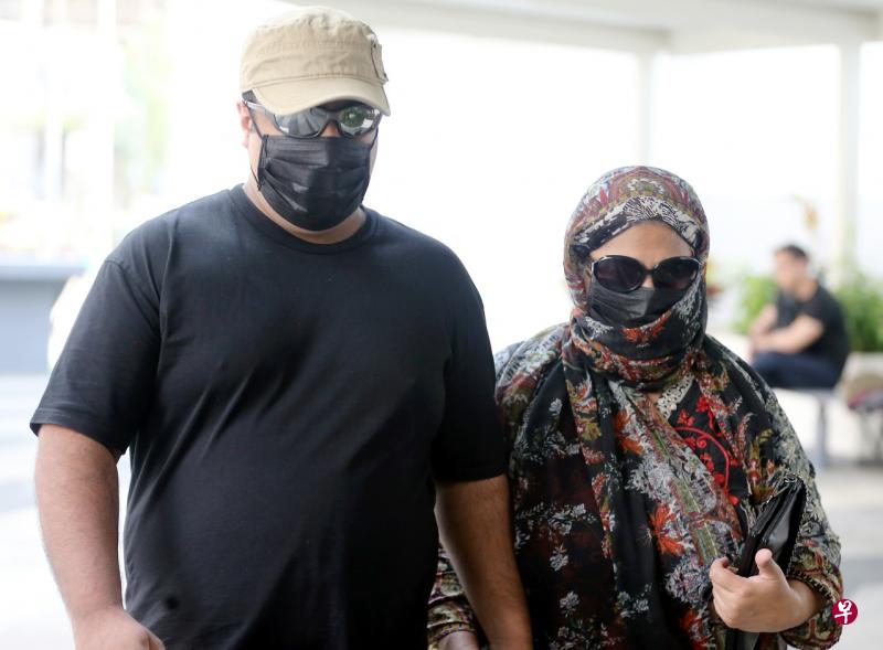 承认谎报死于车祸企图骗取保险金与公积金的两母子,戴墨镜和口罩,手牵手出庭。儿子被判坐牢46个月,母亲则入狱13个月(海峡时报) 承认谎报死于车祸企图骗取保险金与公积金的两母子,戴墨镜和口罩,手牵手出庭。儿子被判坐牢46个月,母亲则入狱13个月(海峡时报)