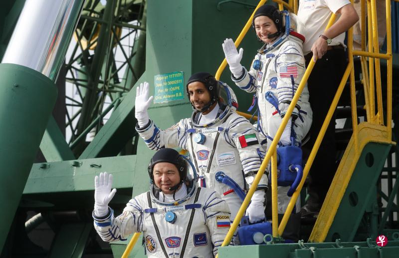 2019年09月25日,阿联酋宇航员哈扎·曼苏里(中)、俄罗斯宇航员奥列格·斯基里波卡(下)和美国宇航员杰西卡·梅尔登上“联盟MS-15”飞船。(法新社) 2019年09月25日,阿联酋宇航员哈扎·曼苏里(中)、俄罗斯宇航员奥列格·斯基里波卡(下)和美国宇航员杰西卡·梅尔登上“联盟MS-15”飞船。(法新社)
