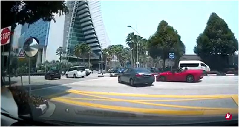 深灰色丰田汽车(中)横跨三条车道到右边第一条车道,法拉利疑为闪避酿车祸。(视频截图) 深灰色丰田汽车(中)横跨三条车道到右边第一条车道,法拉利疑为闪避酿车祸。(视频截图)