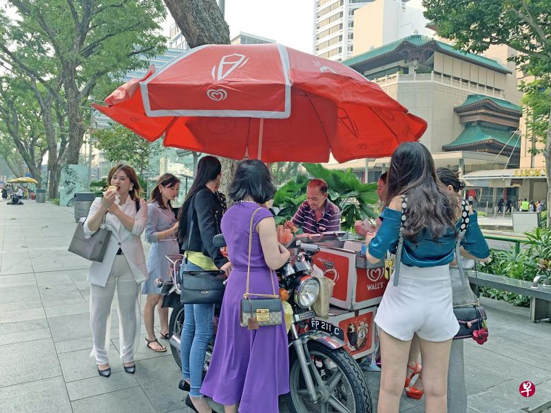 卖冰淇淋已经56年的阿何(76岁)从20岁就在街上卖冰淇淋。 卖冰淇淋已经56年的阿何(76岁)从20岁就在街上卖冰淇淋。