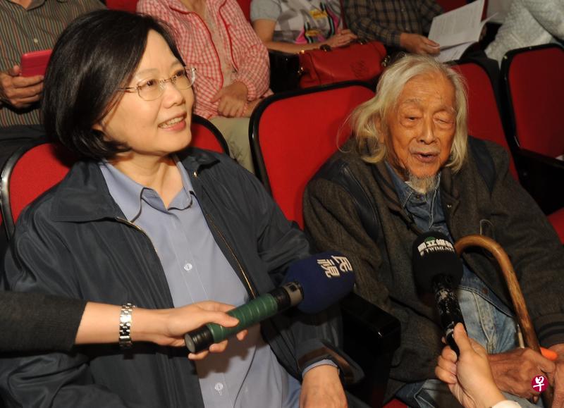 史明(右)生前力挺蔡英文,主张蔡英文必须在明年台湾总统选举胜出,否则台湾将继续过“殖民地奴隶生活400年”。(互联网) 史明(右)生前力挺蔡英文,主张蔡英文必须在明年台湾总统选举胜出,否则台湾将继续过“殖民地奴隶生活400年”。(互联网)