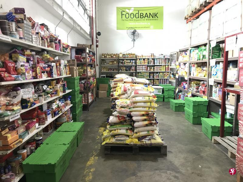 新加坡食物银行每年会收到数百公吨公众捐赠的食品。食物银行打算把当中快过期的物品放入24小时自动贩卖机,低收入者可免费领取,其他公众也能以每份两元的低价购买。(食物银行提供) 新加坡食物银行每年会收到数百公吨公众捐赠的食品。食物银行打算把当中快过期的物品放入24小时自动贩卖机,低收入者可免费领取,其他公众也能以每份两元的低价购买。(食物银行提供)