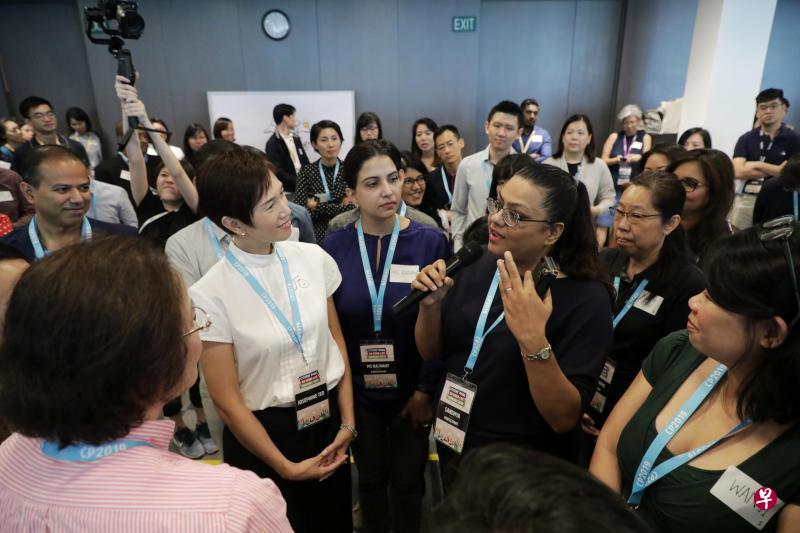工作与生活和谐公民咨询小组今天举行第一场讨论会,小组由协助管理人口事务的人力部长兼内政部第二部长杨莉明领导。(林国明摄) 工作与生活和谐公民咨询小组今天举行第一场讨论会,小组由协助管理人口事务的人力部长兼内政部第二部长杨莉明领导。(林国明摄)