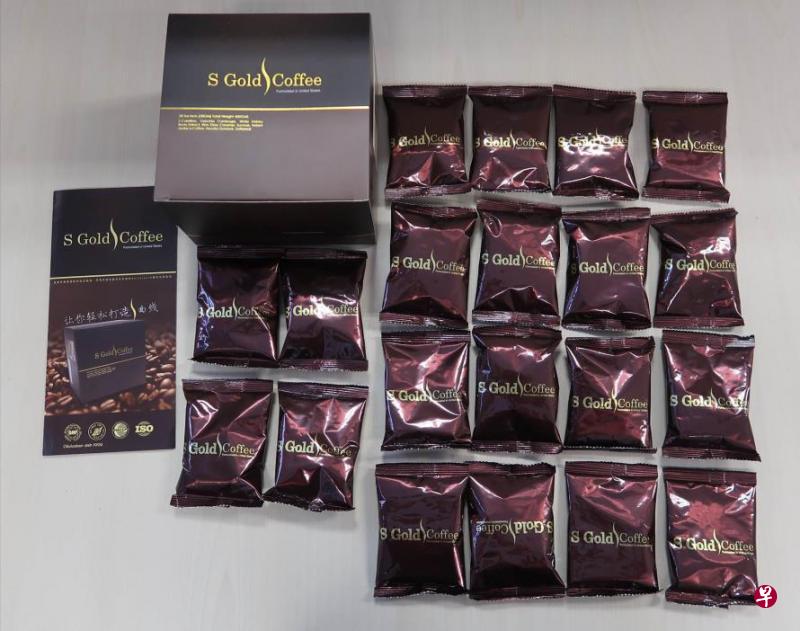 含有违禁成分的“S GOLD COFFEE”,在宣传文案上将药物副作用宣称为产品好处。(卫生科学局提供) 含有违禁成分的“S GOLD COFFEE”,在宣传文案上将药物副作用宣称为产品好处。(卫生科学局提供)