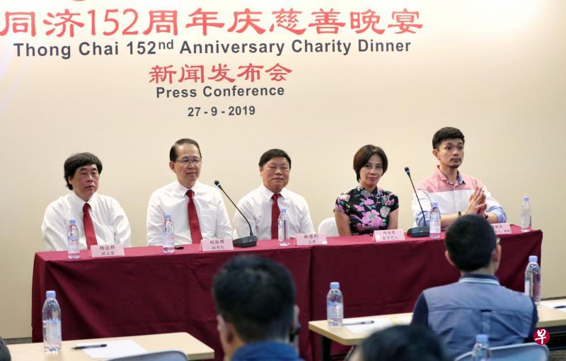 同济医院希望通过举办慈善晚宴筹得150万元善款。同济医院副主席杨应群(左起)、秘书长刘廷辉、主席林源利、资深艺人何永芳及音乐人林俊杰,出席了记者会。(徐颖荃摄) 同济医院希望通过举办慈善晚宴筹得150万元善款。同济医院副主席杨应群(左起)、秘书长刘廷辉、主席林源利、资深艺人何永芳及音乐人林俊杰,出席了记者会。(徐颖荃摄)