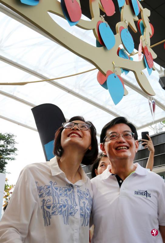 副总理兼财政部长王瑞杰与妻子章慧霓结婚30年,他昨天在电台空中把一首对夫妻俩有特别意义的歌曲《Evergreen》献给她。(档案照片) 副总理兼财政部长王瑞杰与妻子章慧霓结婚30年,他昨天在电台空中把一首对夫妻俩有特别意义的歌曲《Evergreen》献给她。(档案照片)