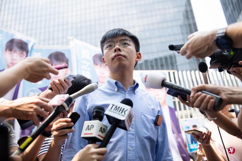 香港众志秘书长黄之峰28日在记者会上接受媒体采访。(彭博社) 香港众志秘书长黄之峰28日在记者会上接受媒体采访。(彭博社)