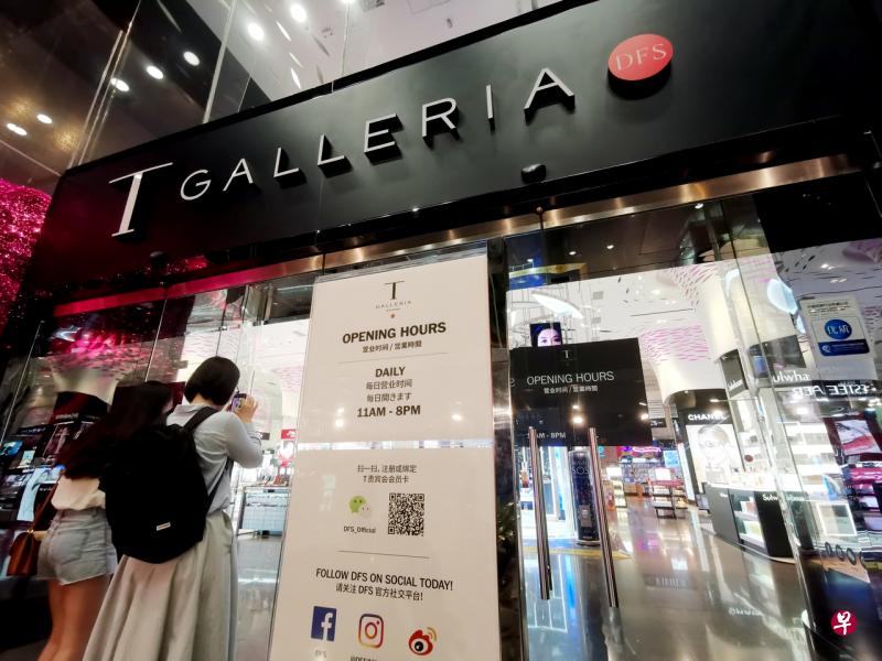 免税店DFS集团上月底宣布明年6月后退出樟宜机场的烟酒特许经营业务，史各士路的DFS T广场有多名职员被裁。（陈渊庄摄） 
