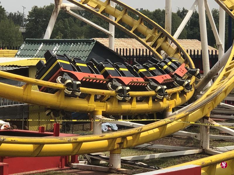 墨西哥一个游乐园发生过山车出轨事故,导致两名男子丧命,两名女子受伤。(图/取自推特) 墨西哥一个游乐园发生过山车出轨事故,导致两名男子丧命,两名女子受伤。(图/取自推特)