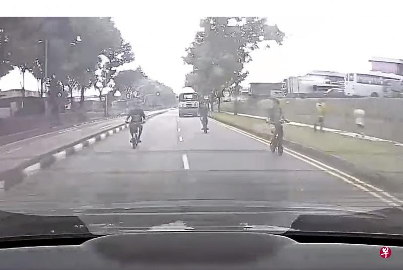 三名电动踏板车骑士不仅违例骑上路,还随意转换车道。(视频截图) 三名电动踏板车骑士不仅违例骑上路,还随意转换车道。(视频截图)