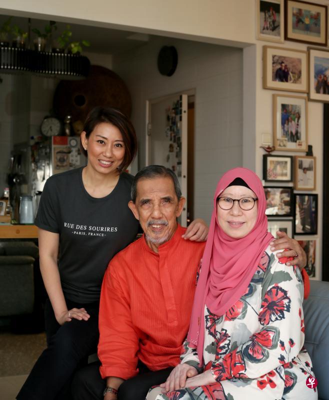 Justina(洁丝汀娜,左一)与父亲Ibrahim Yasin及母亲王美玲。(龙国雄摄影) Justina(洁丝汀娜,左一)与父亲Ibrahim Yasin及母亲王美玲。(龙国雄摄影)